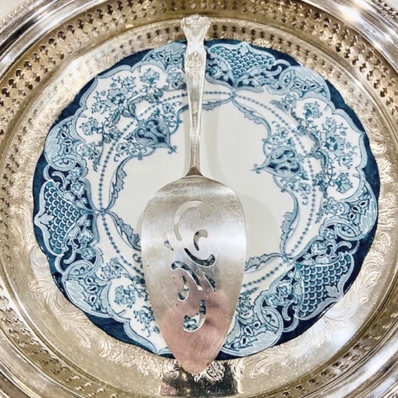 O3- Vintage 1951 Wm Rogers Silverplate Cake Pie Server Magnolia Pattern - Picture 6 of 10